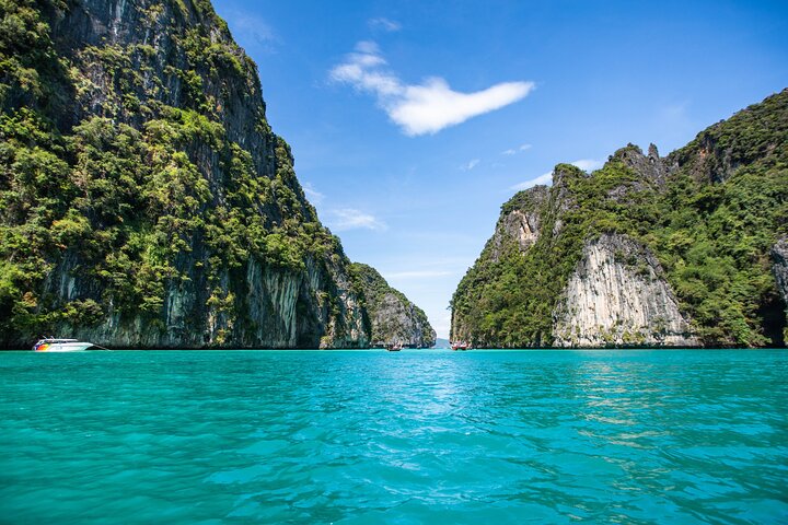 Phi Phi Island Adventure: A Speedboat Day Trip to Paradise