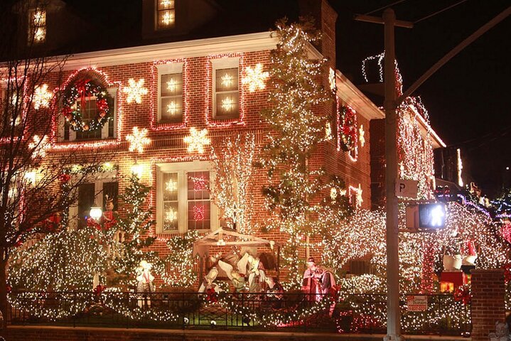 Dazzling Dyker Heights: A Brooklyn Christmas Lights Spectacle!