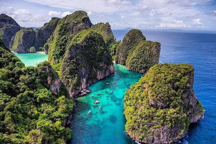 Discover Paradise: Krabi Speedboat Tour to Phi Phi & Maya Bay!
