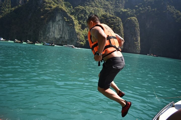 Phi Phi Islands Adventure: A Speedboat Tour to Paradise from Phuket