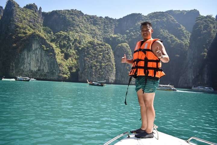 Phuket to Paradise: Phi Phi Islands Luxury Speedboat Adventure