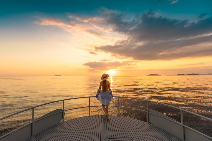 Sunset Chaser: Phi Phi, Maya Bay & Maiton Island Speedboat Adventure