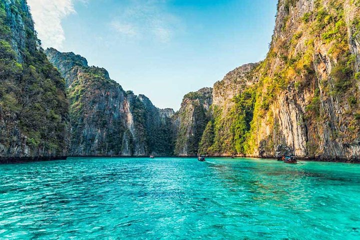 Unforgettable Sunrise: Luxury Phi Phi Islands Speedboat Tour from Phuket