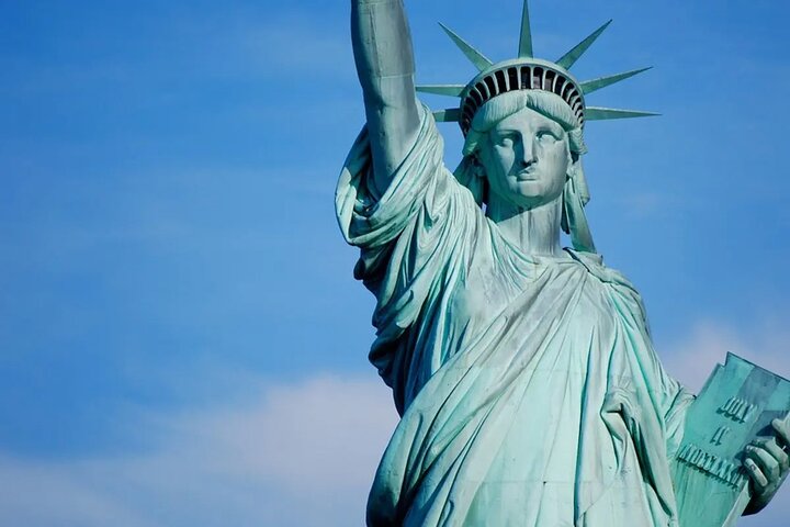 Discover Liberty & Finance: A Whirlwind NYC Tour!