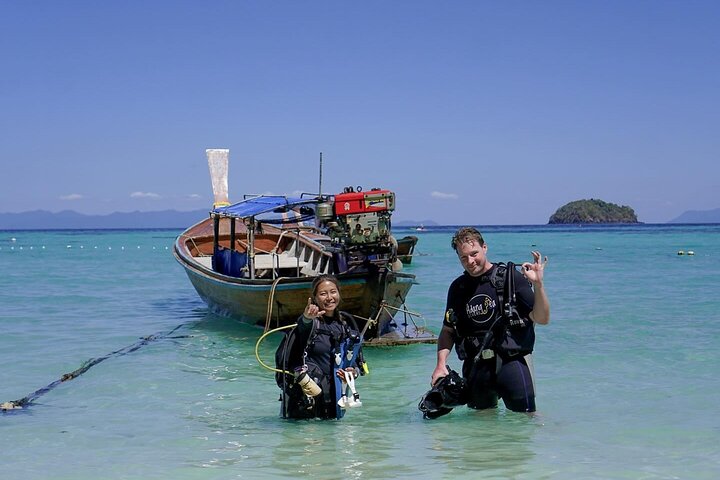 Explore Underwater Wonders: Beginner Scuba Diving in Koh Lipe