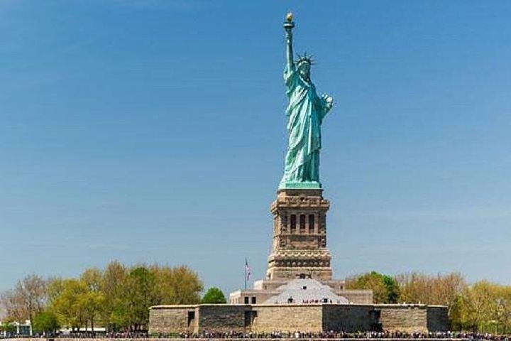 NYC's Iconic Landmarks: An Immersive 8-Hour Bus & Subway Adventure