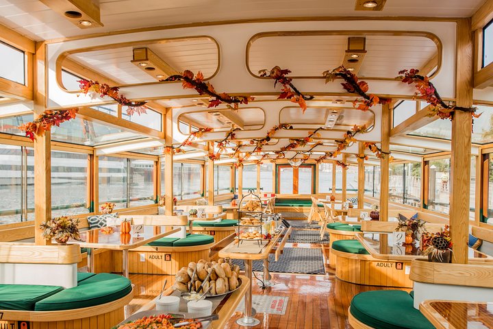 NYC's Stunning Fall Foliage: A Luxurious Brunch Cruise