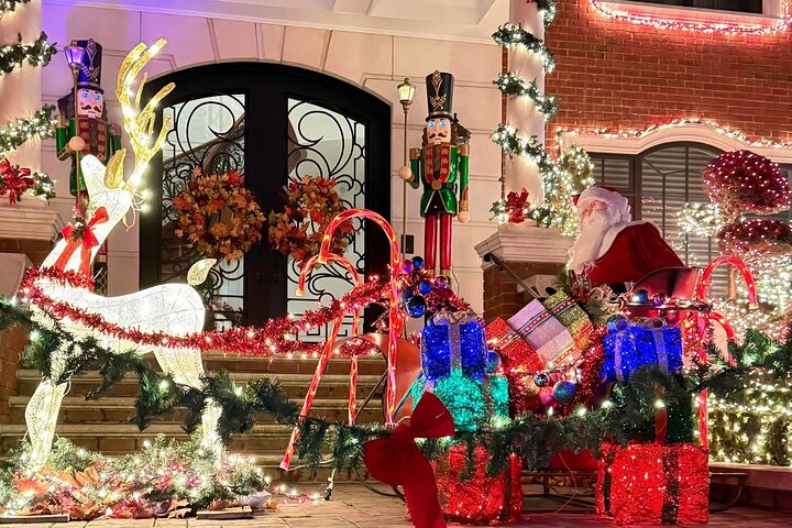 Experience the Magic: Brooklyn's Dazzling Christmas Lights Bus Tour