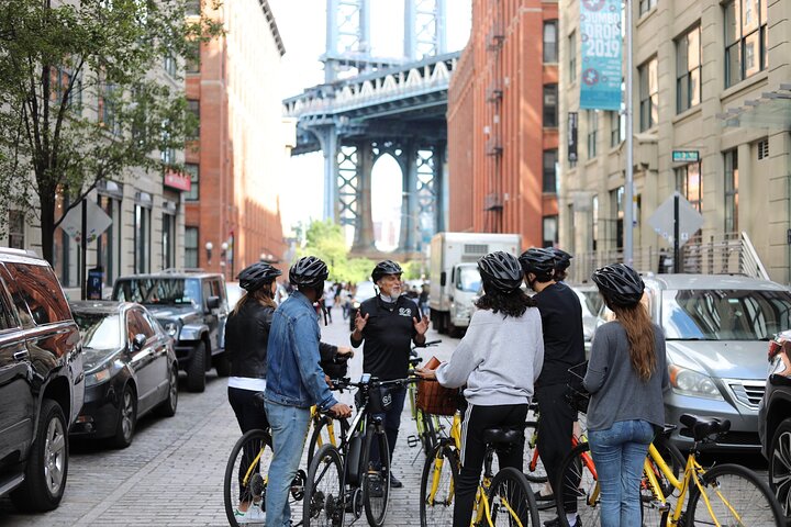 Explore Lower Manhattan & Brooklyn Bridge: A Dutch-Guided Bike Adventure!
