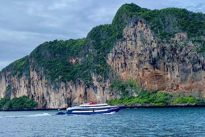 Phuket to Phi Phi Ferry: A Scenic Island Gateway