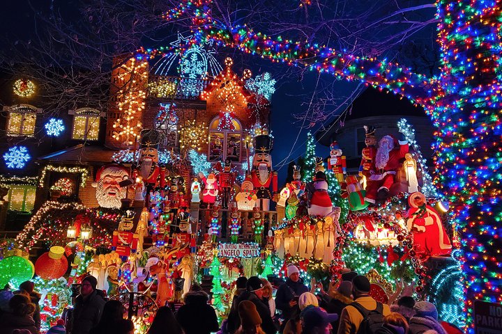 Experience NYC's Dazzling Dyker Heights Christmas Lights!