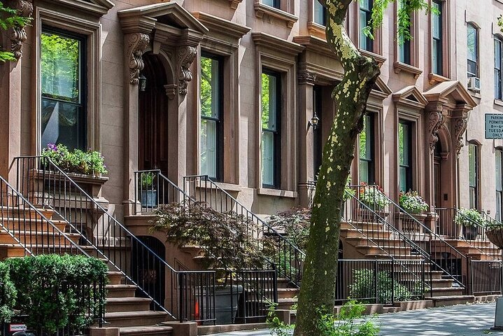 Explore Brooklyn Heights: Scandalous Secrets & Historic Splendor Await!