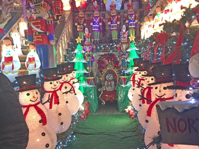Dazzling Dyker Heights: Brooklyn Christmas Lights Walking Tour